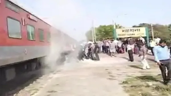Etawah News : सूबेदारगंज एक्सप्रेस के एसी कोच में धुआं, यात्रियों में अफरातफरी