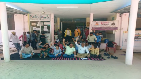 Barabanki News : वेतन नहीं तो काम नहीं... संविदा स्वास्थ्य कर्मचारियों का अनिश्चितकालीन धरना शुरू