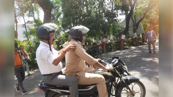 Bareilly: ई-बस के बाद जिलाधिकारी बाइक पर सवार, कलेक्ट्रेट से कार्यालय तक पहुंचे 