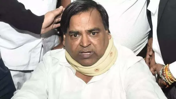 अमेठी में पूर्व मंत्री गायत्री प्रसाद प्रजापति के आवास पर हमला