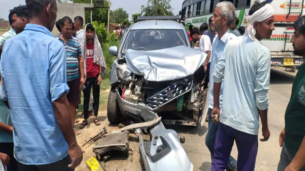 UP News: गंगा एक्सप्रेस-वे सर्विस रोड पर दो कारों की भिड़ंत, पांच गंभीर घायल