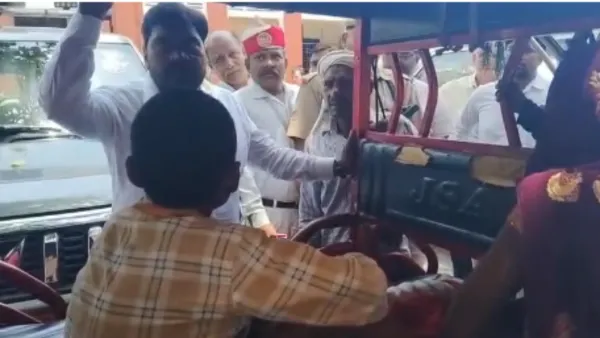 अफसर हो तो ऐसा: कलेक्ट्रेट पहुंचा 13 साल का बीमार अनाथ, शाहजहांपुर में मसीहा बने एडीएम वित्त अरविंद कुमार