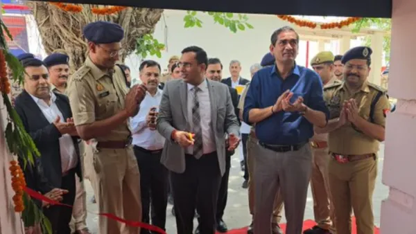 मथुरा जेल में अब कान्हा की पोशाक और मुकुट के साथ बनेंगी सुंदर मालाएं, महिला बंदियों को मिली ट्रेनिंग