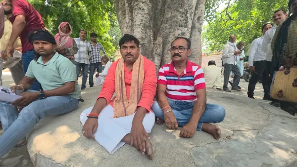 Kannauj News:  कन्नौज में ब्लॉक प्रमुख ने SDM पर लगाया कुर्सी से भगाने का आरोप, तहसील में पेड़ के नीचे धरने पर बैठे