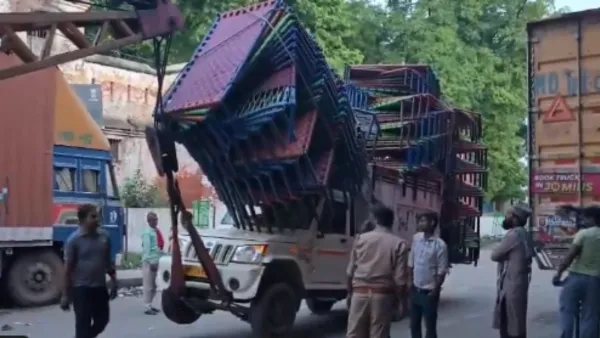 Kaushambi Road Accident: हाईवे पर खड़े पिकअप को वाहन ने मारी टक्कर, चार लोगों की मौत