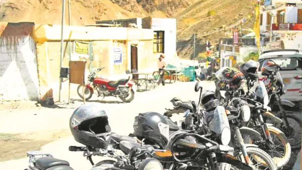 तपती धूप में यूं बचाएं बाइक,  सही पार्किंग से सालों तक बनी रहेगी नई जैसी चमक 