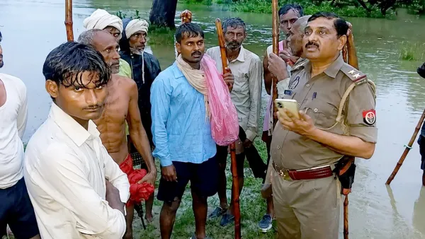 Banda News : खेत से लौटते वक्त उफनते नाले में बहे 4 लोग, 3 की दर्दनाक मौत; तैरकर बचे शख्स के सामने उजड़ गया परिवार