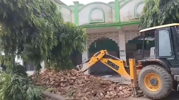 मुजफ्फरनगर में बड़ी कार्रवाई : धर्म परिवर्तन के मामले अवैध घोषित किए गए मदरसे पर गरजा बुलडोजर, जानें मामला