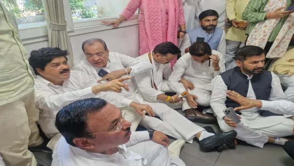 Haldwani News : पुलिस ने बसें रोकीं तो एसएसपी पर भड़के कांग्रेसी, पुलिस बहुद्देश्यीय भवन में पहुंचकर कर किया प्रदर्शन