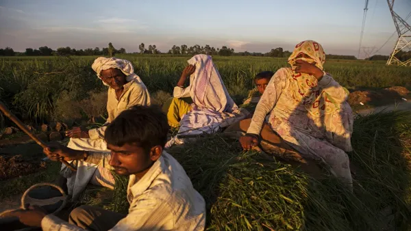 आर्थिक संरचना में सबसे नीचे खड़ा है मजदूर-किसान