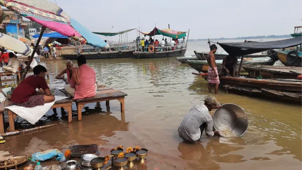 Varanasi News :  दशाश्वमेध घाट की सीढ़ियों तक पहुंचा पानी, गंगा का जलस्तर बढ़ने से 5वीं बार बदला आरती का स्थान 