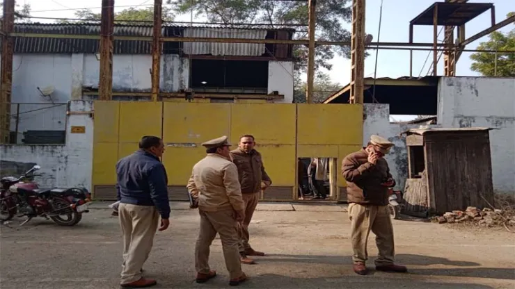 पुलिस सोती रही और हो गया कांड!, डकैतों ने फैक्ट्री में घुस कर कर डाली 80 लाख की डकैती!, कर्मचारियों को मारा पीटा और गाड़ी में लादकर ले गए सामान!