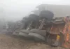 <span class="t-red">Moradabad:</span> घने कोहरे में रेत से भरा डंपर खंदक में पलटा, चालक घायल