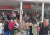 <span class="t-red">आधार कार्ड में त्रुटि ठीक कराना तो छुट्टी लेकर आएं, दिनभर लगेगा... </span>चौक डाकघर में सड़क तक लग रही लोगों की कतार