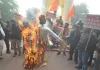 <span class="t-red">बांग्लादेशी हिंदुओं के समर्थन में राष्ट्रीय हिन्दू रक्षा परिषद ने किया प्रदर्शन,</span> लखनऊ विश्वविद्यालय के छात्रों ने फूंका पुतला
