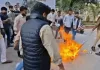 <span class="t-red">लखनऊ विश्वविद्यालय में छात्रों ने फूंका संजय निषाद का पुतला, </span> बलिया अपमान के आरोप में मंत्री की बर्खास्तगी की मांग