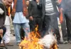 हिंदुओं पर अत्याचार के विरोध में काशी में वकीलों ने किया प्रदर्शन, फूंका बांग्लादेश सरकार का पुतला
