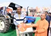 यूपी में अब 'खेत पर होगी खेती की बात' किसानों के बीच पहुंचे मुख्यमंत्री योगी आदित्यनाथ 