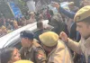 <span class="t-red">Bareilly :</span> भारी हंगामे के बीच कार में बैठाकर अलंकार अग्निहोत्री को परिवार समेत एडीएम कंपाउंड से ले जाया गया, समर्थकों ने बताया लोकतंत्र की हत्या