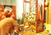 <span class="t-red">गोरखनाथ मंदिर में उमड़ा भक्तों का हुजूम :</span> सीएम योगी ने अर्पित की गुरु गोरखनाथ को आस्था की खिचड़ी