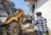 बाराबंकी : अतिक्रमण पर गरजी जेसीबी, ठोका गया जुर्माना