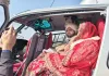 <span class="t-red">UP:</span> आसमान से उतरती दुल्हन को देखने उमड़ी भीड़...हेलिकॉप्टर से विदा कराकर लाया दूल्हा 