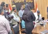 <span class="t-red">Bareilly :</span> पेशकार से मारपीट पर डीएम से मिले कर्मचारी, कार्रवाई का आश्वासन