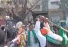 <span class="t-red">लखनऊ :</span> किसानों ने फूंका एलडीए का पुतला, लाठी-डंडों से पीटा