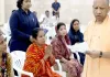 लखनऊ : 'जनता दर्शन' में सीएम योगी ने सुनीं फरियादियों की समस्याएं, उन्नाव की पीड़िता ने उठाया मंदिर पर कब्जे का मुद्दा