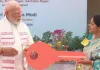 प्रधानमंत्री मोदी ने दिल्ली के सरोजिनी नगर में महिला लाभार्थियों को सौंपी जीपीआरए फ्लैट्स की चाबियां