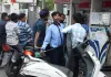 <span class="t-red">Bareilly :</span> तेल संकट की आशंका में पेट्रोल पंपों पर लगने लगीं कतारें