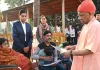 <span class="t-red"> सीएम का जनता दर्शन :</span> फरियादियों से बोले योगी...बेफिक्र होकर कराओ इलाज, सरकार करेगी मदद