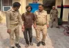 <span class="t-red">Bareilly:</span> पुलिस हिरासत में लंगड़ाता दिखा खुद को हिंदू संगठन का नेता बताने वाला ऋषभ
