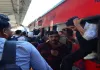 <span class="t-red">होली के बाद वापसी बनी चुनौती: </span> रेलवे स्टेशनों पर उमड़ी भीड़, ट्रेनो में जगह नहीं 