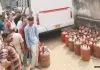 <span class="t-red">लाइन में उपभोक्ता, दुकानों में लगे घरेलू गैस सिलेंडर: </span> 950 का सिलेंडर बेच रहे 1500-2000 रुपये के बीच