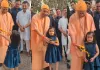 बच्ची के हाथ में बुलडोजर देख हंस पड़े सीएम योगी, सोशल मीडिया पर वायरल हुई कानपुर की यशस्विनी 