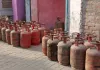  <span class="t-red"> सील गोदाम में मिला घरेलू सिलेंडरों का जखीरा : </span>छापेमारी के दौरान मिले 44 सिलेंडर, गोदाम स्वामी के खिलाफ जांच 