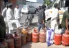 <span class="t-red">ईद से पहले LPG के लिए मारामारी: </span> गैस एजेंसियों के बाहर लंबी कतारें, पुराने लखनऊ में सबसे ज्यादा हो रही बुकिंग