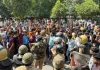 <span class="t-red">नोएडा में मजदूरों का प्रदर्शन हिंसक:</span> गाड़ियां जलाईं, तोड़फोड़ और पथराव से बिगड़े हालात 