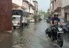 <span class="t-red">Bareilly:</span> महज 20 मिनट की बारिश में शहर की सड़कें बनी नाला, सेटेलाइट पर जलभराव के बाद जाम 