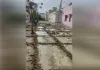 <span class="t-red">Bareilly:</span> रामायण वाटिका कॉलोनी में सड़क पर पड़ी दरारें, मिट्टी डाल बना दीं क्यारियां
