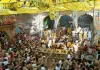 <span class="t-red">अक्षय तृतीया पर मथुरा में उमड़ा श्रद्धालुओं का सैलाब, </span> बांकेबिहारी के दुर्लभ 'चरण दर्शन' के लिए भक्तों की लंबी कतार