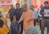 <span class="t-red">गोरखनाथ : </span> जनता दर्शन में लोगों से मुलाकात कर सीएम योगी ने किया निर्देशित, 'त्वरित समाधान कराएं अधिकारी'