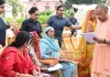 <span class="t-red"> जनता दर्शन में आई महिला से बोले सीएम योगी,</span> 'बच्चों के इलाज में नहीं आने देंगे बाधा' ..अधिकारियों को समस्या समाधान के लिए दिए दिशानिर्देश
