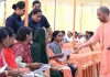 <span class="t-red">गोरखपुर में सीएम योगी का जनता दरबार, </span> लोगों की समस्याएं सुन कहा-पैसो के आभाव में नहीं रुकेगा इलाज