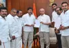 <span class="t-red">लोक भवन पहुंचे TVK प्रमुख विजय : </span>  राज्यपाल से मिलकर सरकार बनाने का दावा किया पेश 