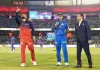 आईपीएल 2026 : मुंबई के खिलाफ आरसीबी ने टॉस जीतकर पहले गेंदबाजी करने का लिया फैसला