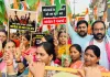 बाराबंकी : आक्रोशित महिलाओं ने दूसरे दिन भी किया सांसद आवास का घेराव, जोरदार नारेबाजी करके जताया विरोध