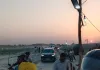 बाराबंकी : पीपा पुल पर मरम्मत के दौरान जाम, राहगीर परेशान