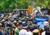 हाईकोर्ट के आदेश पर लखनऊ में चला बुलडोजर, 240 वकीलों के चैंबर ध्वस्त, प्रदर्शनकारियों और पुलिस के बीच हुई धक्का-मुक्की 